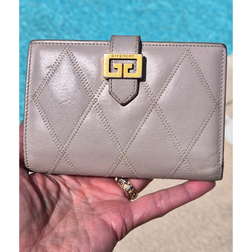 Givenchy Goatskin Diamond Quilted GV3 medium wallet Aubergine - Picture 13 of 14